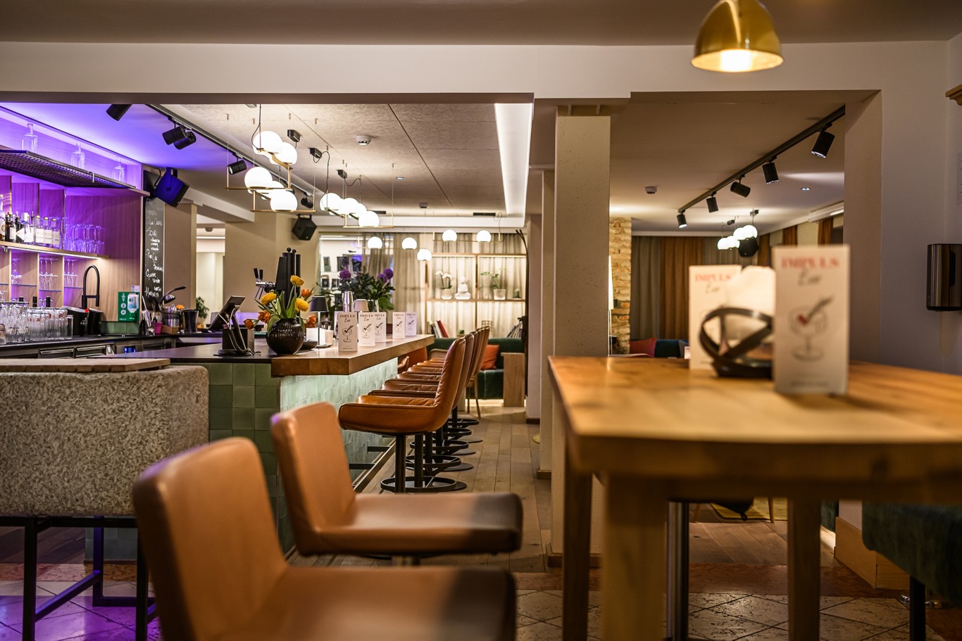 Impuls Hotel Tirol in Bad Hofgastein – Gemütliche Hotelbar mit Sitzgelegenheiten | Wellnesshotel Gasteinertal