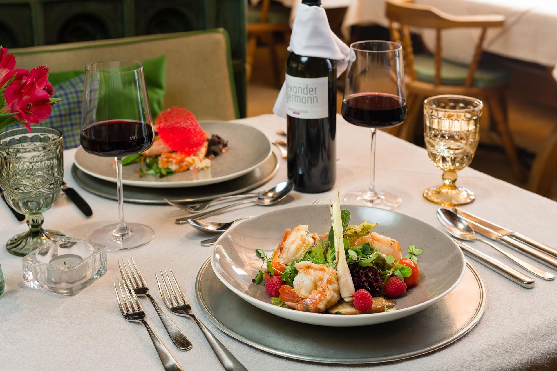 Impuls Hotel Tirol in Bad Hofgastein – Exquisiter Garnelensalat mit Wein im Hotelrestaurant | Wellnesshotel Gasteinertal