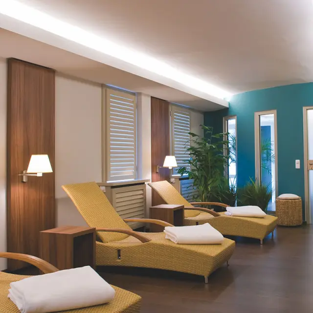 Entspannungsbereich mit bequemen Liegen und indirekter Beleuchtung im Spa des Strandhotel Gerken.