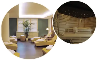 Entspannungsbereich mit Liegen und finnischer Sauna mit Sternenhimmel im Wellnessbereich des Strandhotel Gerken.