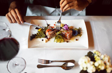 Feines Abendessen mit Gourmet-Gericht im Restaurant des Hotel Gotthard Lech.