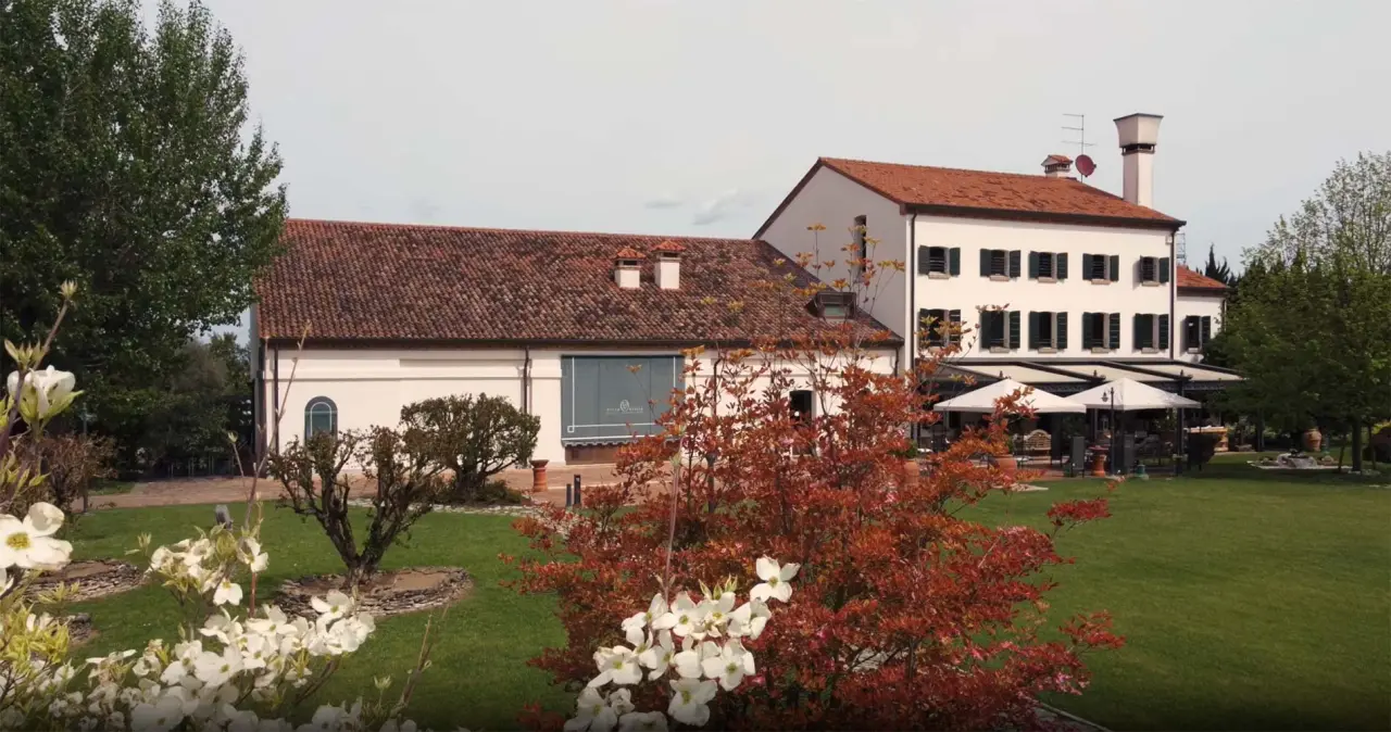 Villa Giulia Relais & Spa in Gargnano – Historische Außenansicht mit Garten | Wellnesshotel Gardasee