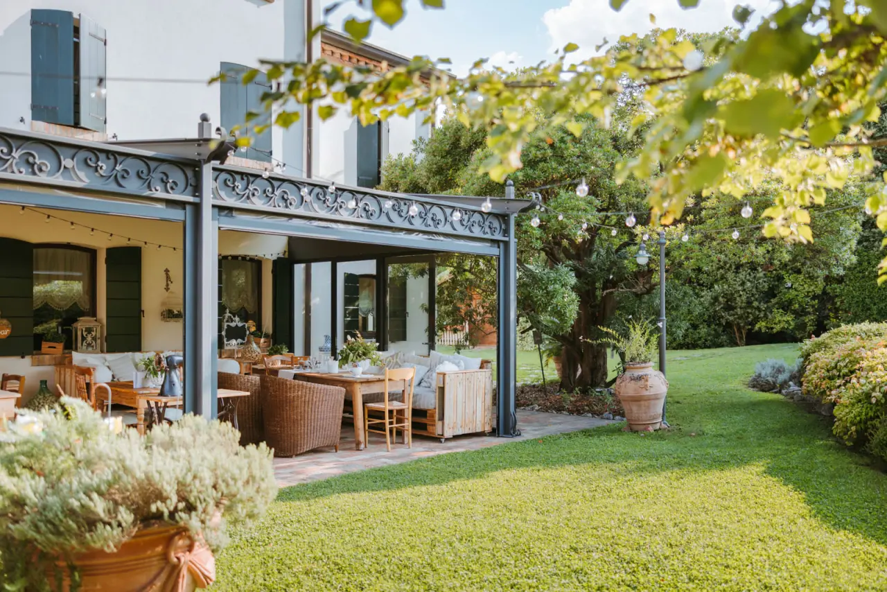 Villa Giulia Relais & Spa in Gargnano – Mediterrane Gartenterrasse mit Lounge-Bereich | Wellnesshotel Gardasee