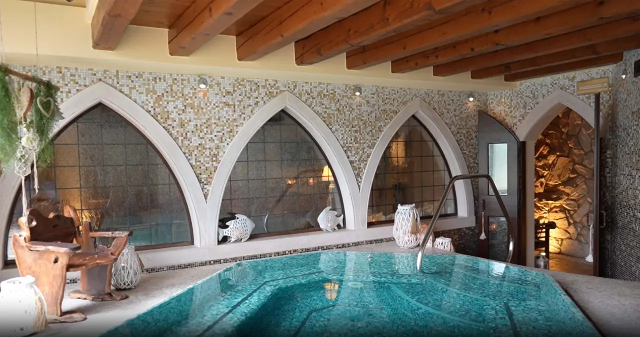 Villa Giulia Relais & Spa in Gargnano – Innenpool mit Mosaikfliesen und Rundbogenfenstern | Wellnesshotel Gardasee