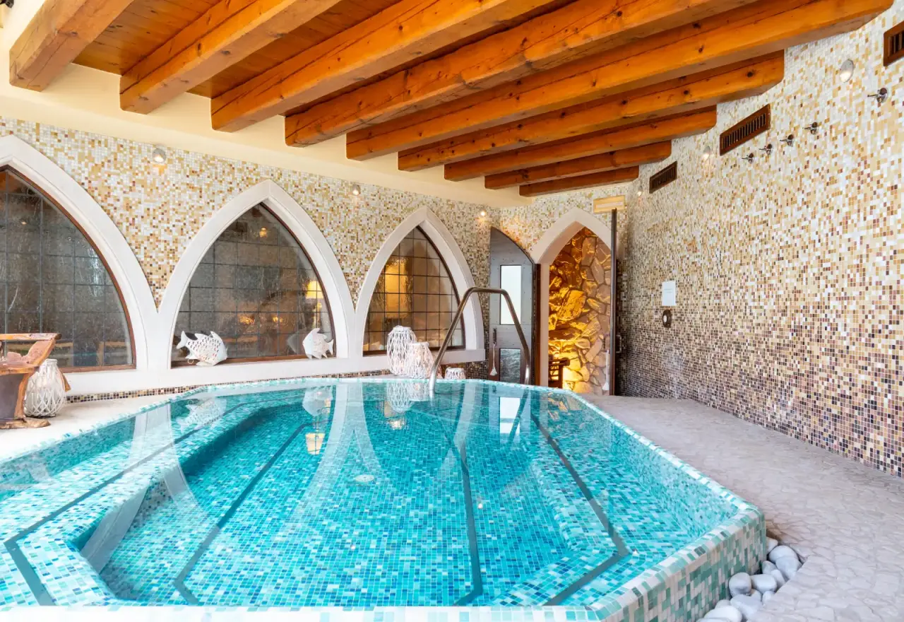 Villa Giulia Relais & Spa in Gargnano – Innenpool mit Mosaikfliesen und Holzbalkendecke | Wellnesshotel Gardasee