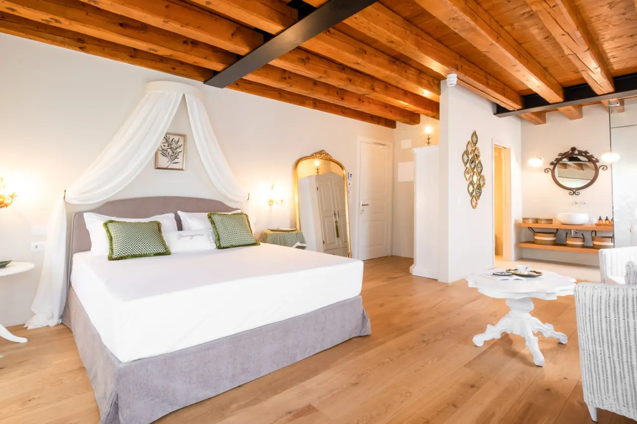 Villa Giulia Relais & Spa in Gargnano – Elegantes Doppelzimmer mit Holzbalkendecke und Baldachin | Wellnesshotel Gardasee