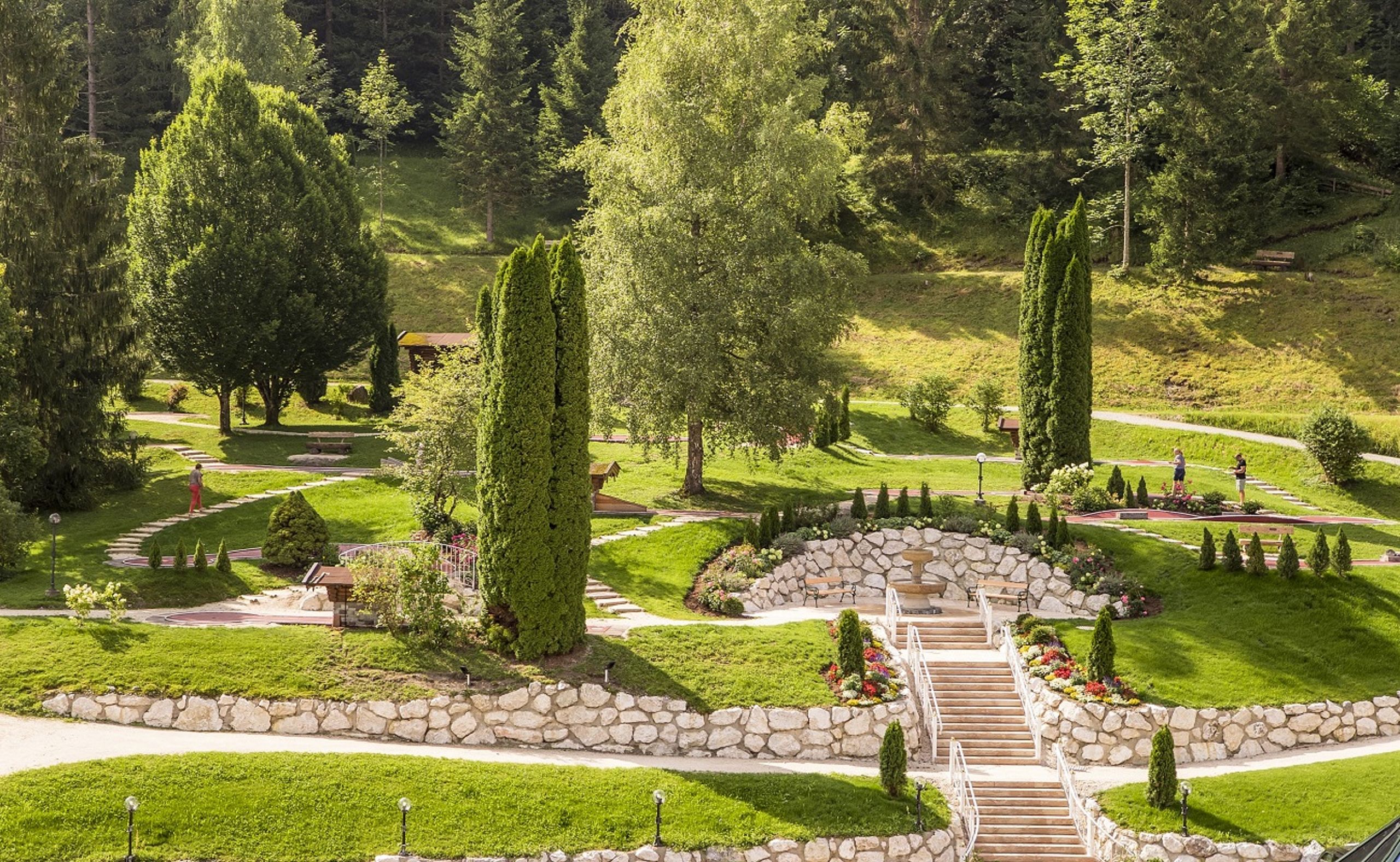 Hotel Der Lärchenhof in Erpfendorf – Gepflegte Gartenanlage mit Wegen und Treppen | Wellnesshotel Tirol