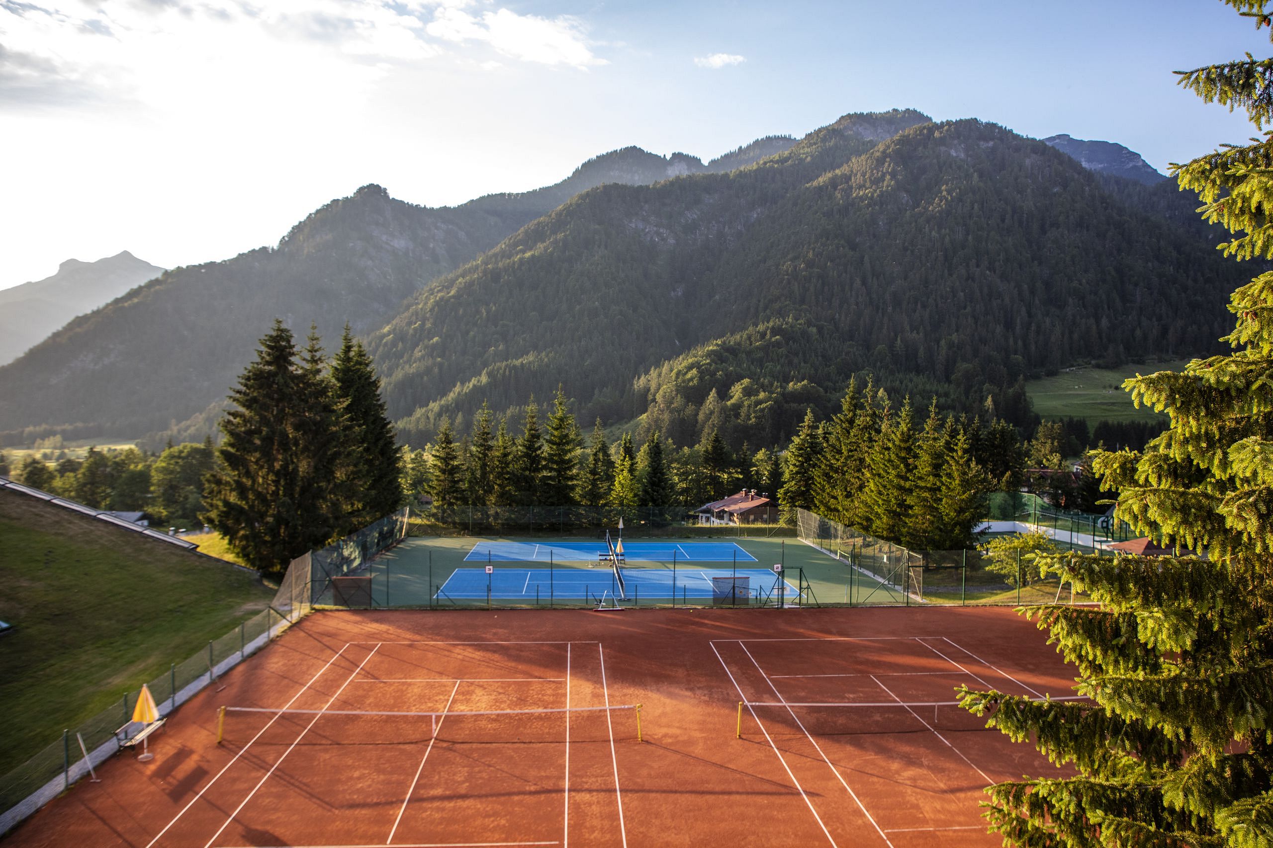 Hotel Der Lärchenhof in Erpfendorf – Tennisplätze mit beeindruckendem Bergpanorama | Wellnesshotel Tirol