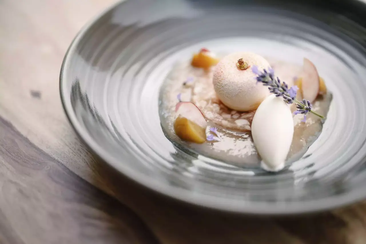 Exquisiter Dessertteller mit Lavendel und Früchten im Restaurant des Vitalquelle Montafon.