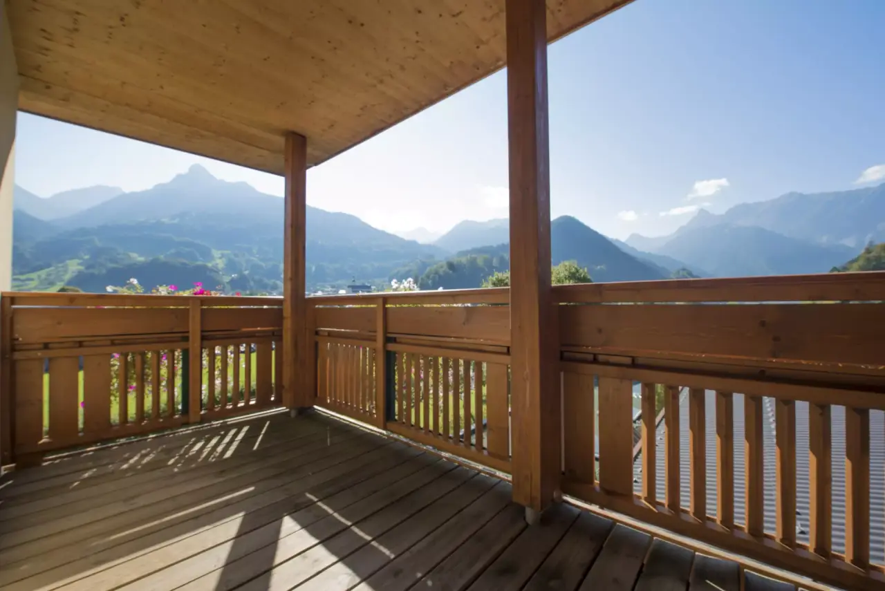 Balkon mit atemberaubendem Bergpanorama im Hotel Vitalquelle Montafon