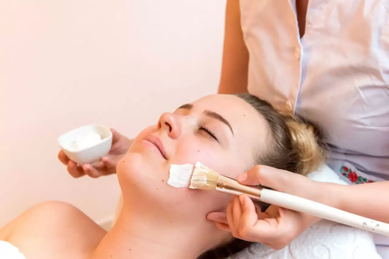 Gesichtsbehandlung mit Pinsel und Maske im Spa-Bereich des Vitalquelle Montafon Hotels