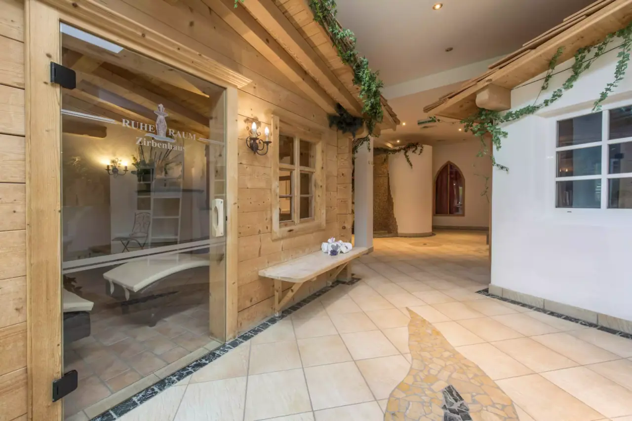 Gemütlicher Zirbenholz-Ruheraum im Spa-Bereich des Hotel Vitalquelle Montafon mit Entspannungsliegen.