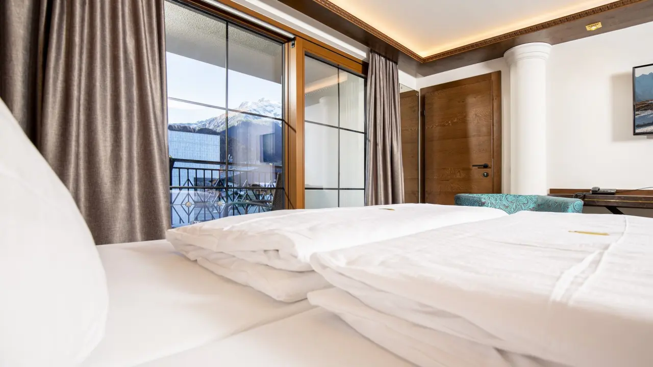 Gemütliches Doppelzimmer im Sport & Spa Hotel Strass mit Balkon und beeindruckendem Bergblick auf die Zillertaler Alpen.