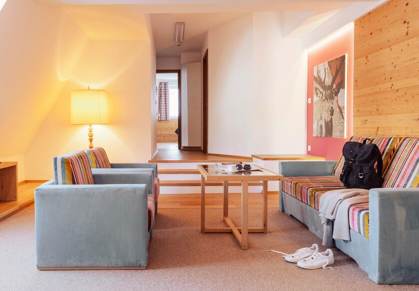 Hotel Römerhof in Obertauern – Stilvoller Wohnbereich einer Suite mit bequemen Sitzmöbeln | Wellnesshotel Obertauern