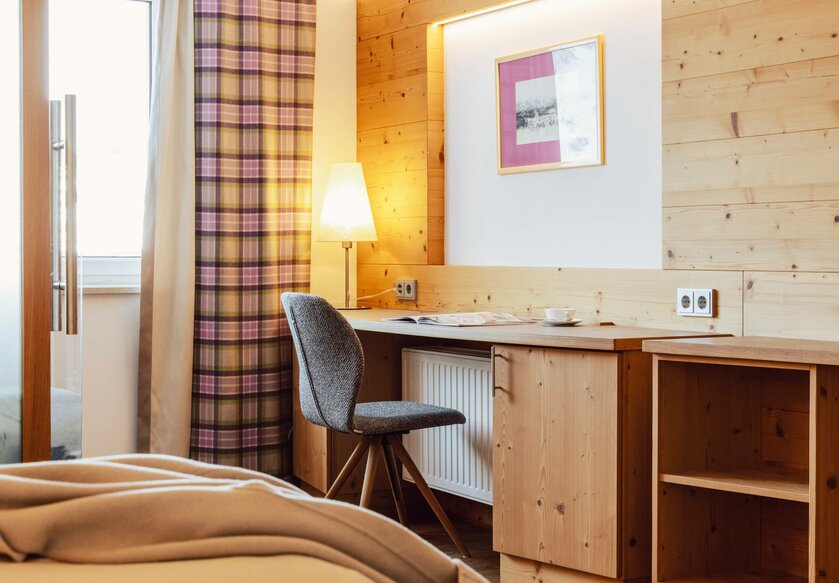 Hotel Römerhof in Obertauern – Funktionaler Schreibtischbereich im gemütlichen Hotelzimmer | Wellnesshotel Obertauern