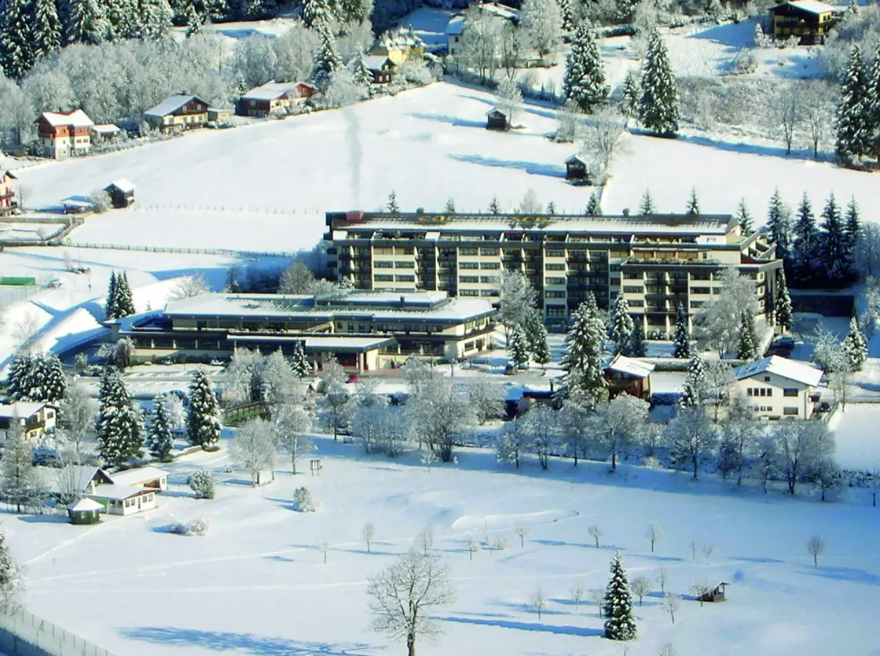 Winterpanorama des EUROPÄISCHER HOF Aktivhotel & Spa, eingebettet in eine verschneite Berglandschaft.