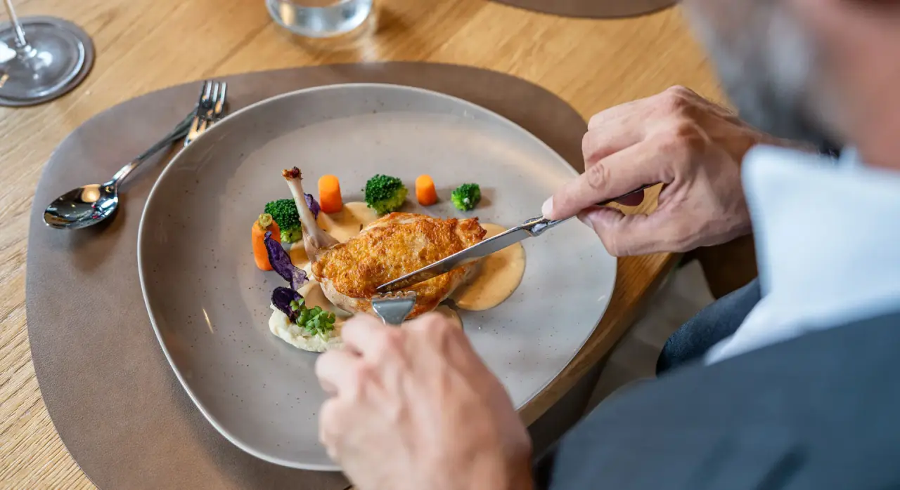 Gast genießt ein exquisites Gericht im Restaurant des EUROPÄISCHER HOF Aktivhotel & Spa.