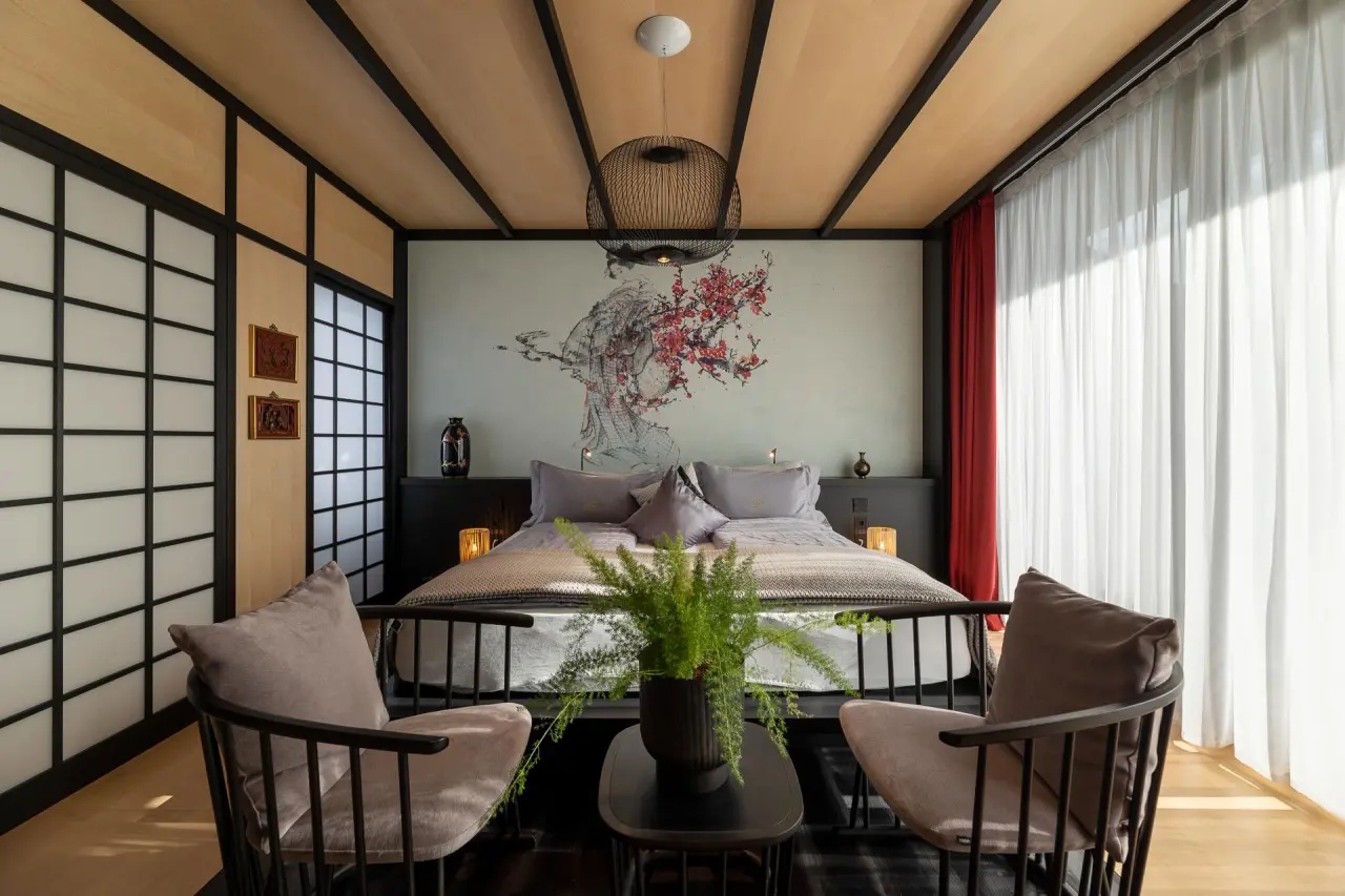 Japan Black Junior Suite