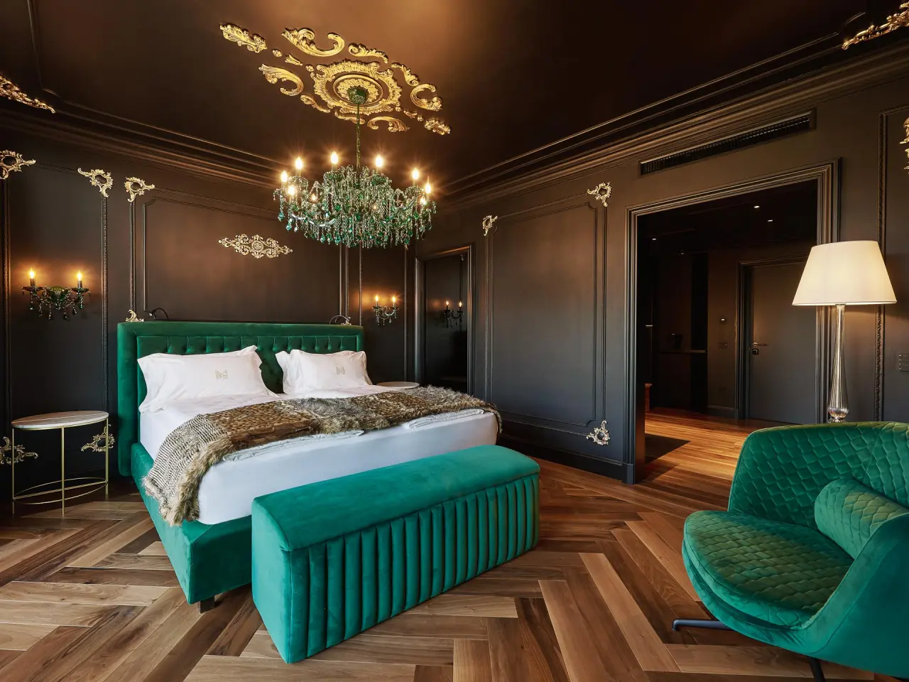 Caucasic Junior Suite