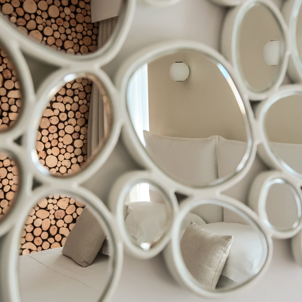 Hotel Select Suites & Spa in Riccione – Dekorativer Spiegel im Zimmer mit Holzwand | Wellnesshotel Emilia-Romagna